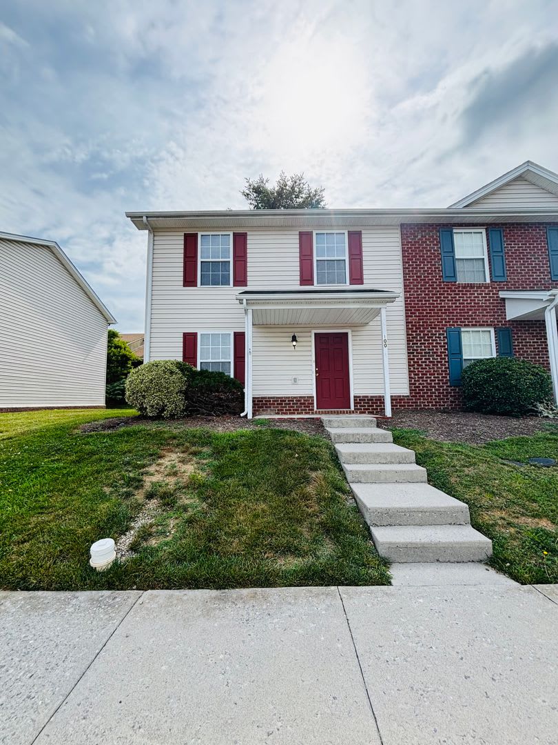 3 Bedroom, 2.5 Bath Townhouse – photo 1