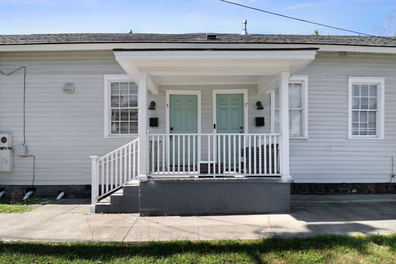 Modern and Updated Furnished 1 Bed 1 Bath – photo 1