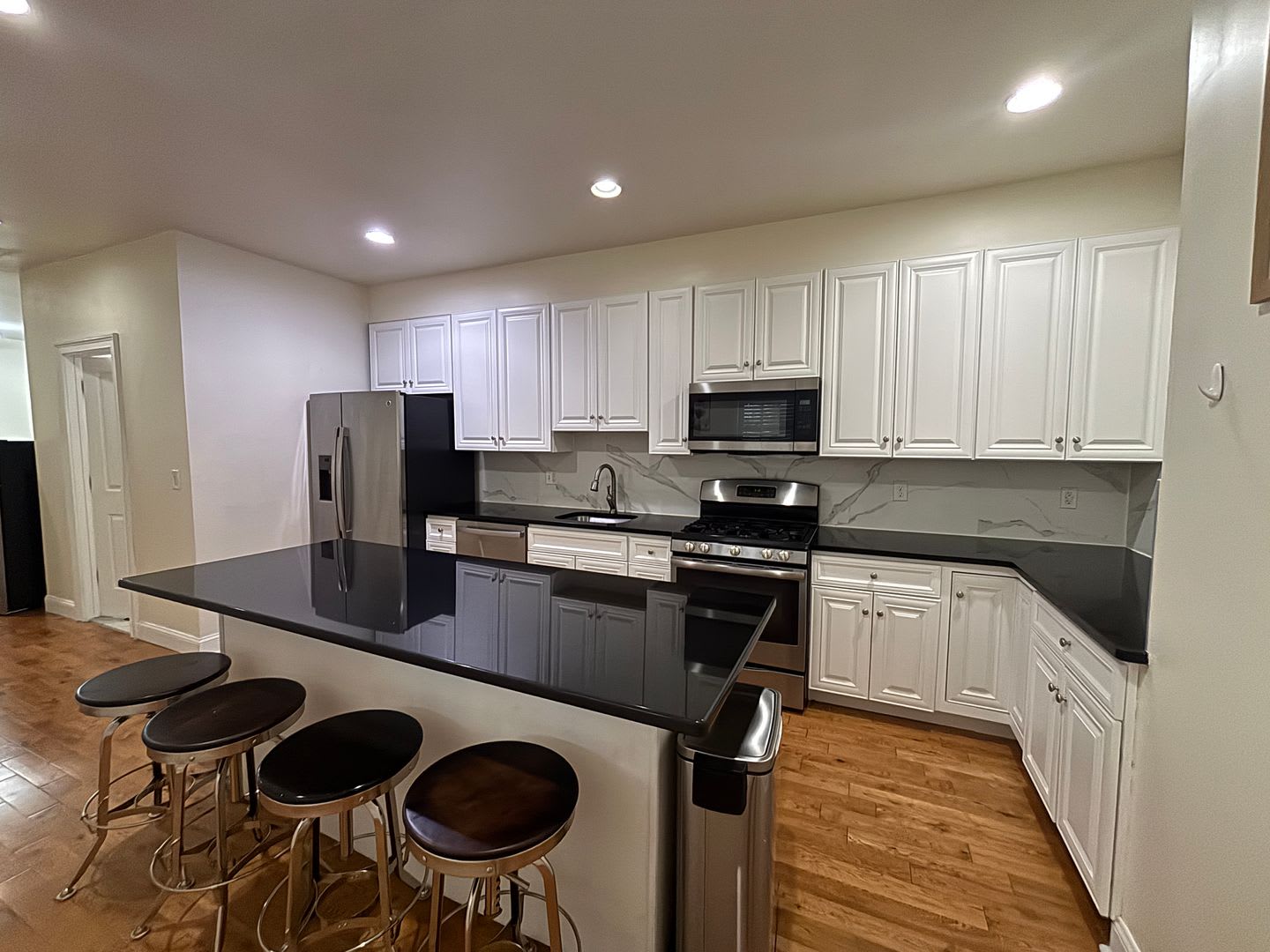 4080 Spring Garden st – photo 1