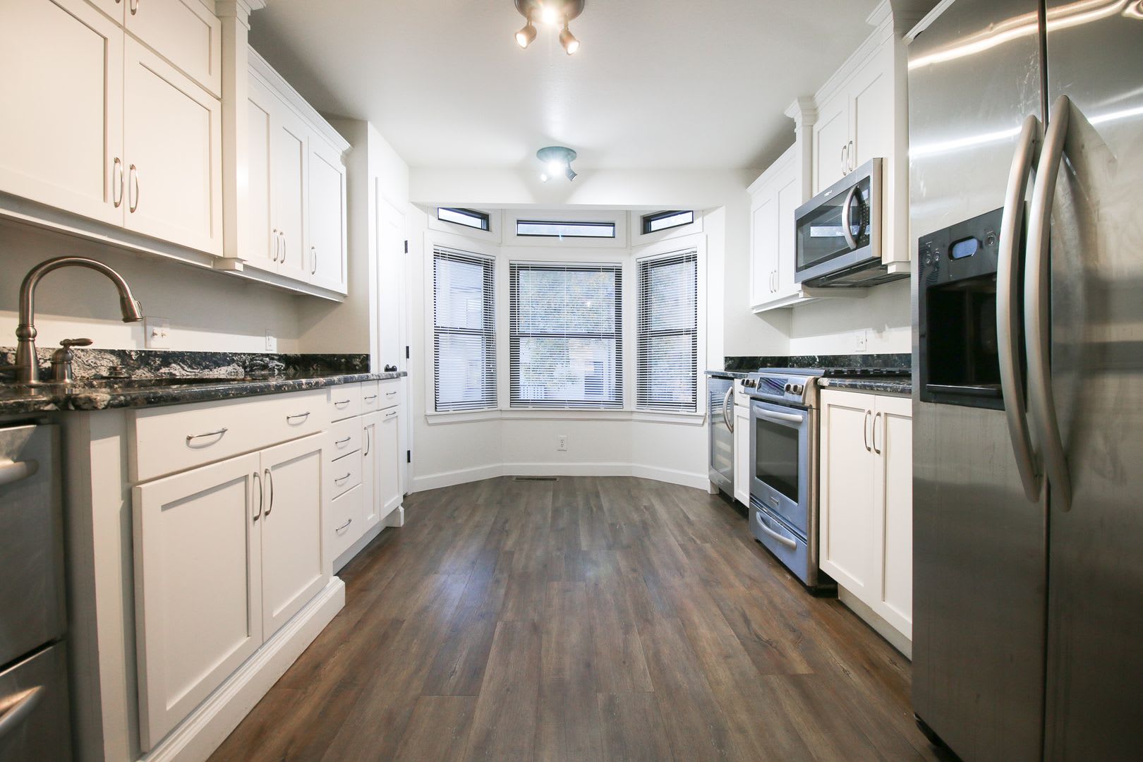 2 Bedroom, 2.5 Bath Walking Distance From the Riverside Trails and Downtown! – photo 1