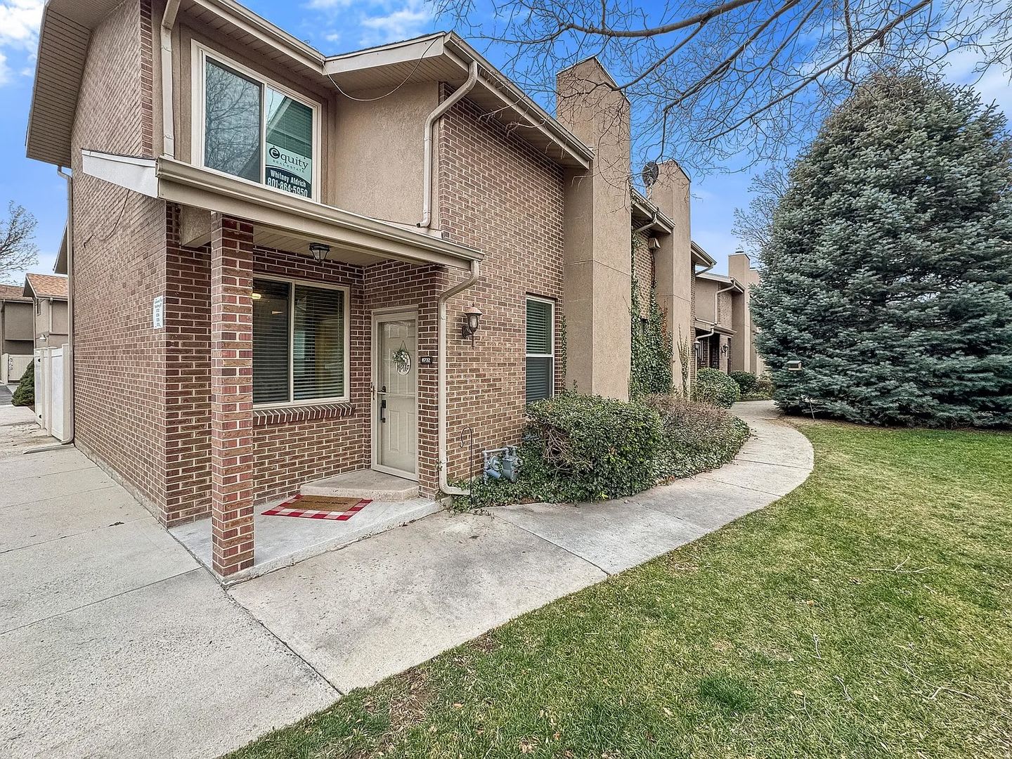 Spacious Townhome with 2 Kitchens, Huge Basement & 3 Full Bathrooms – photo 1