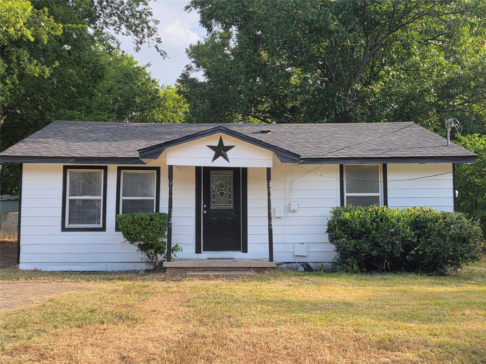208 E First Street – photo 1 of 8
