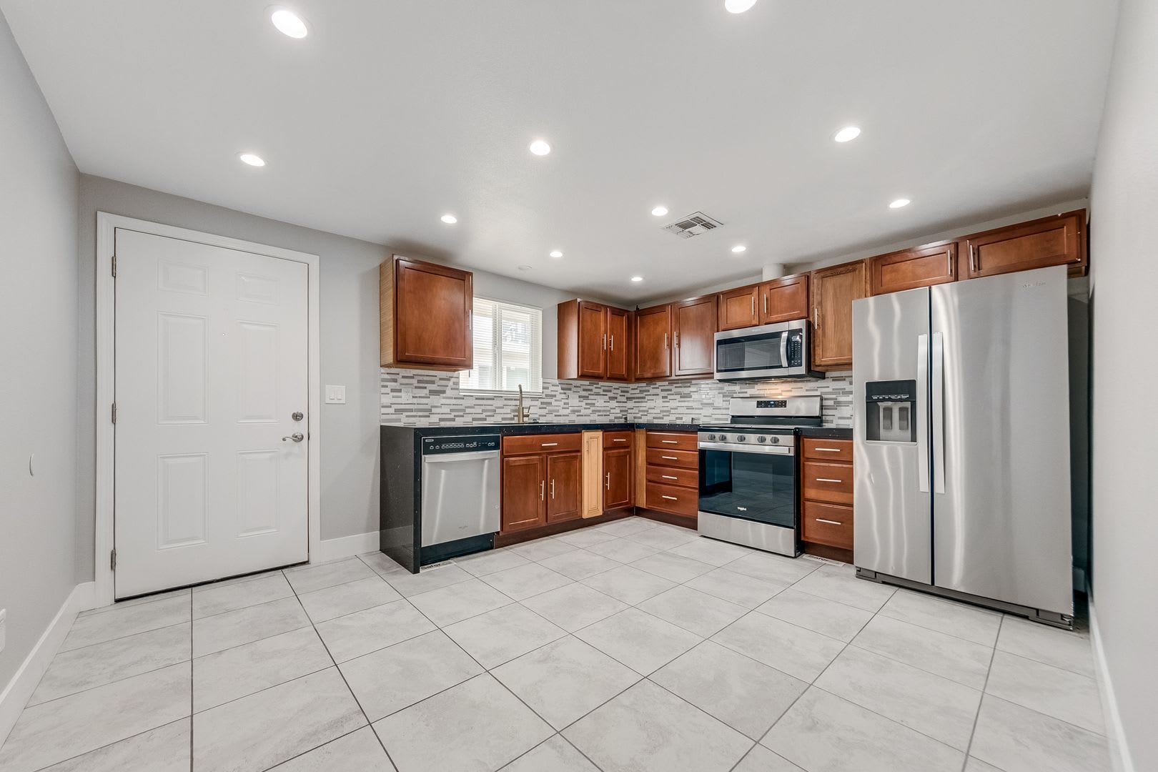 Move-In Ready Two-Bedroom with Modern Finishes & Stainless-Steel Appliances – photo 1
