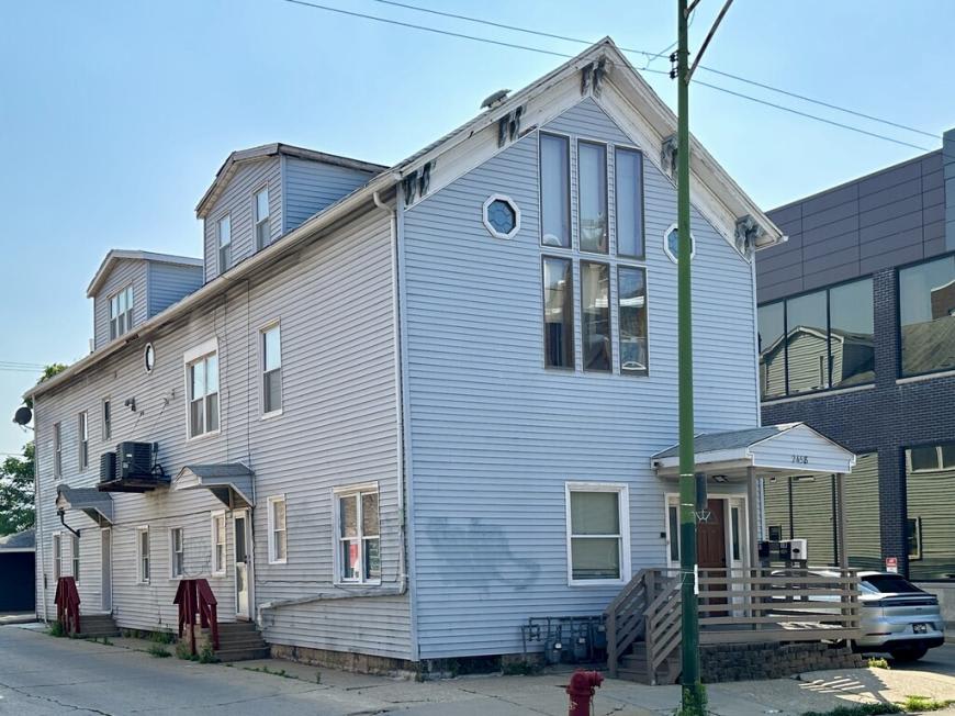 2456 Clybourn – photo 1