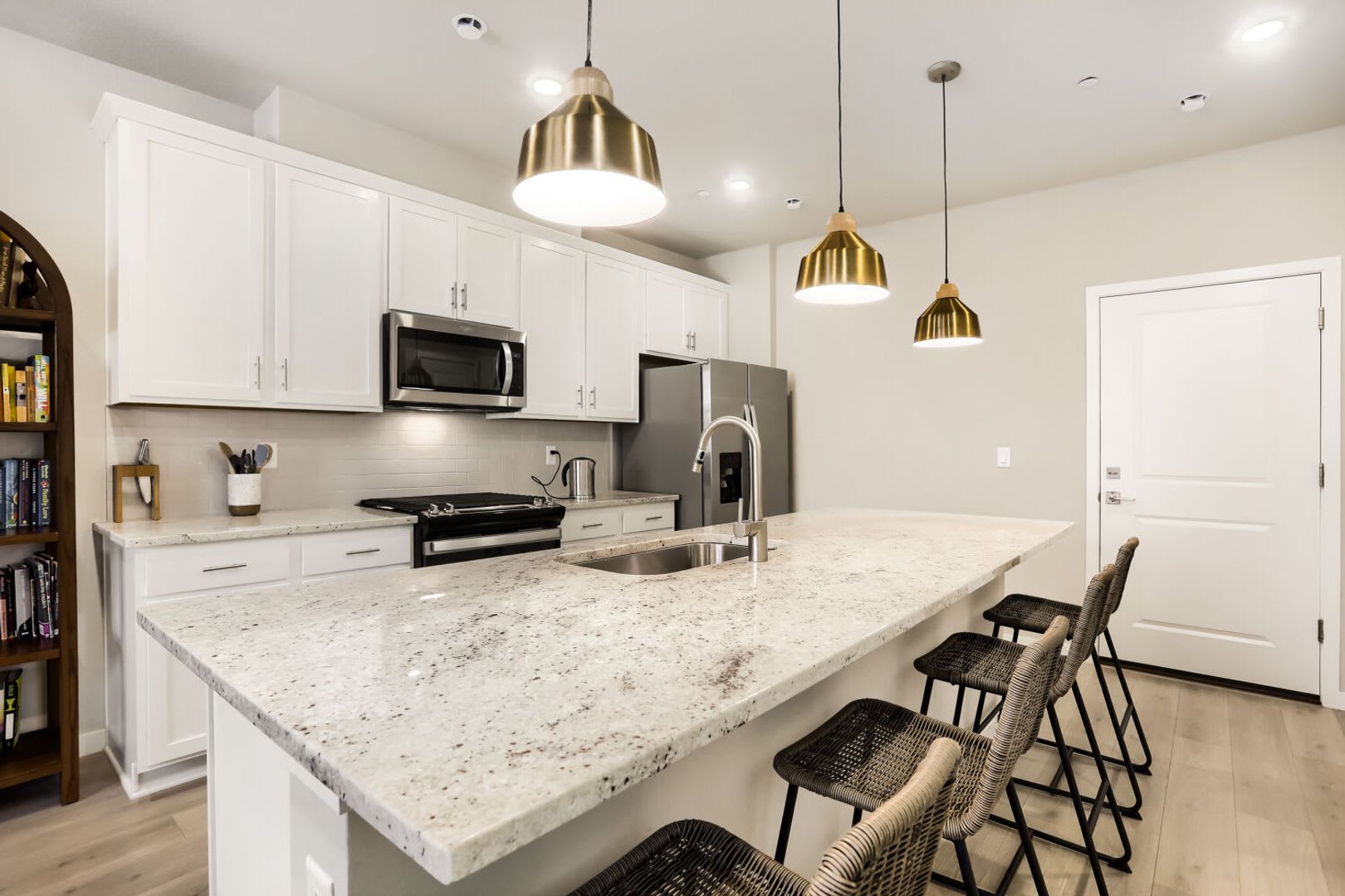 Beautiful 2024-Built Home with Pool, Clubhouse &amp; Pickleball Courts-Available August 22! – photo 1 of 23