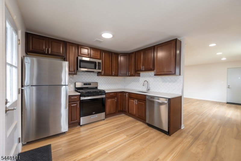 37 Spencer Pl – photo 1 of 6