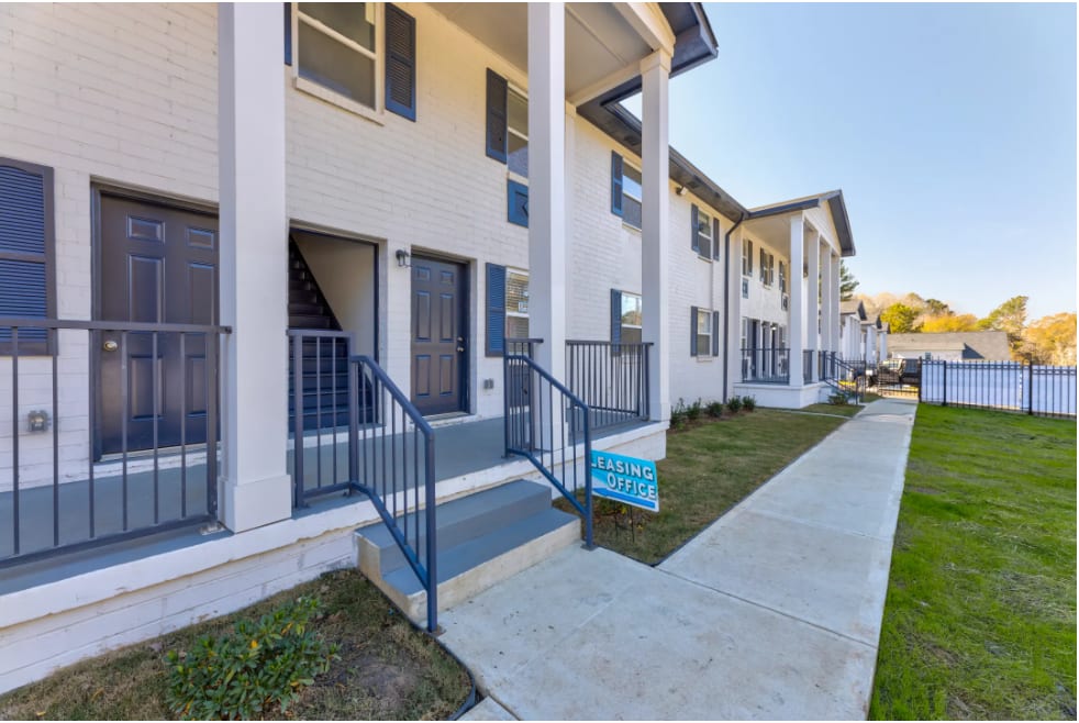 The Avenue at 3060 – photo 1