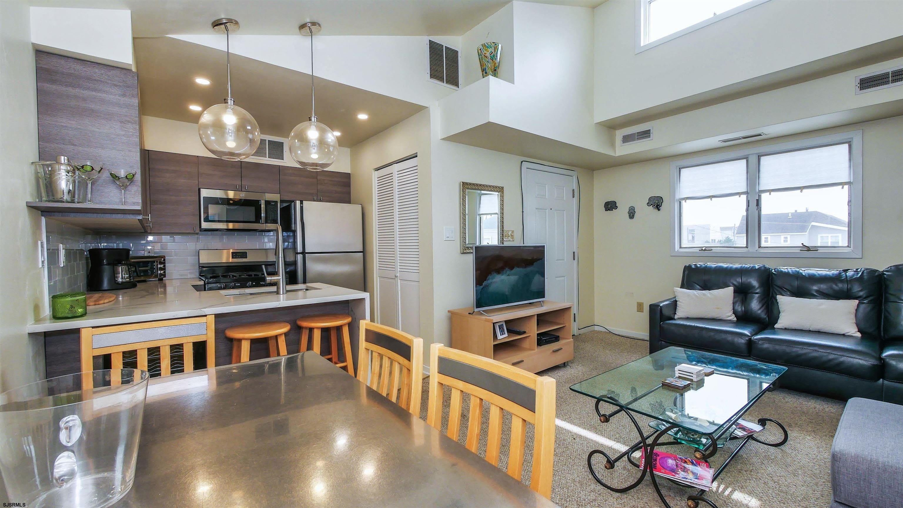 6 N Adams – photo 1