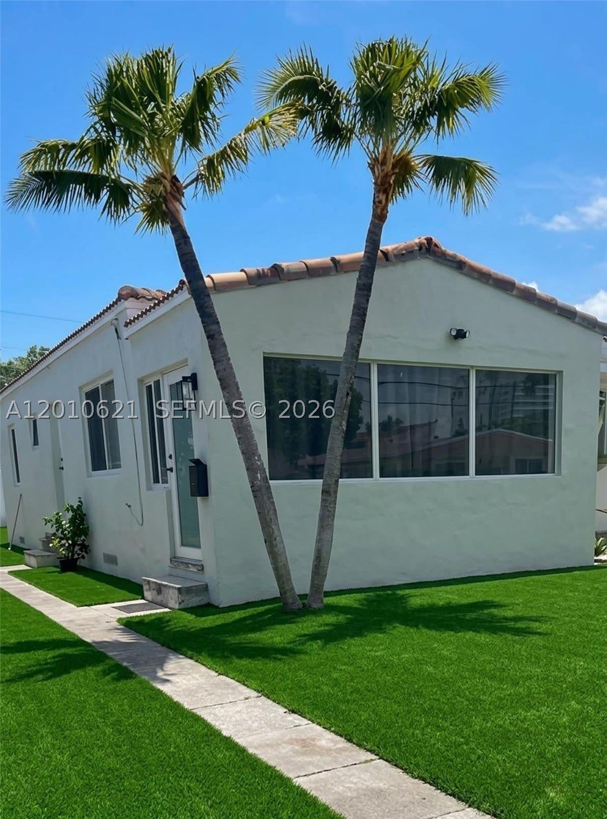 2412 SW 11th St – photo 1
