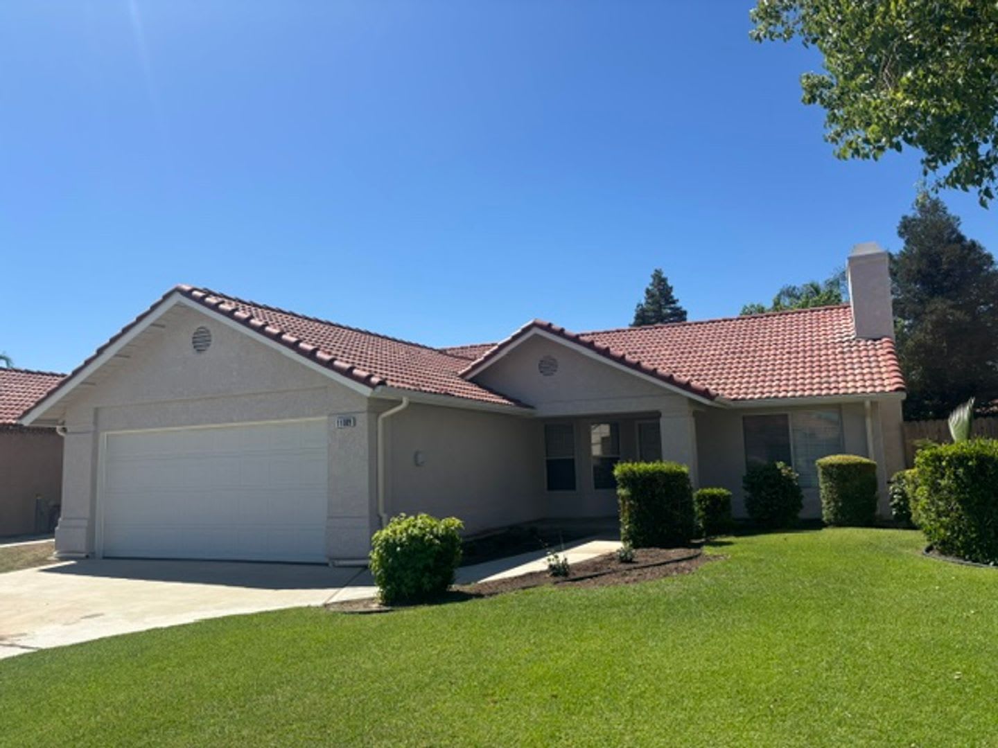 Clean 3 Bedroom / 2 Bathroom home near Stockdale High School, Recently Renovated! – photo 1