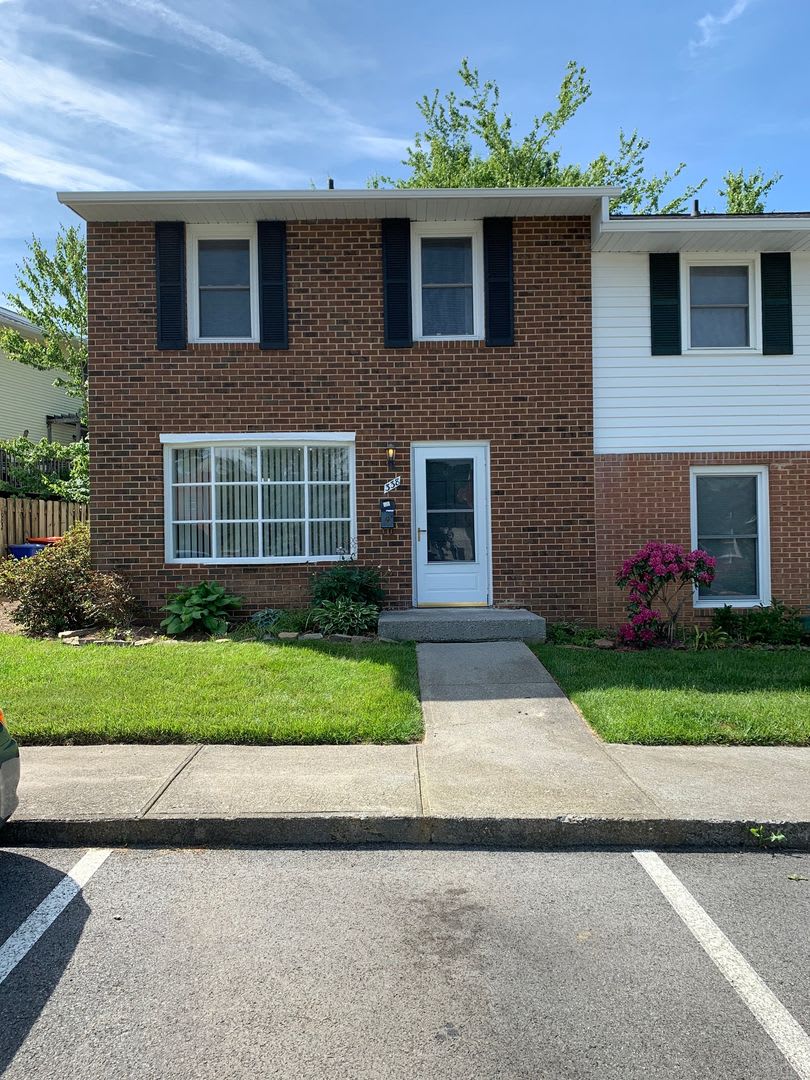 3 Bedroom 1 full, 2 half bath Townhouse – photo 1