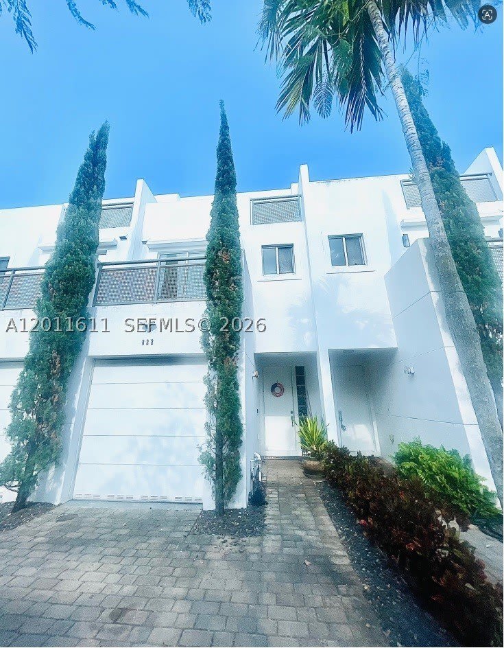 822 NE 19th Ave – photo 1