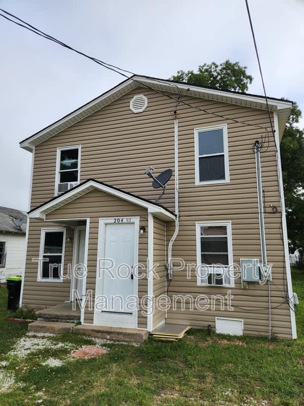 204 1/2 E 2nd – photo 1 of 11