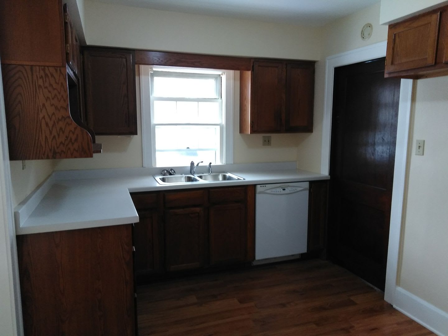 2 Bedroom House with Hardwood Floors – photo 1