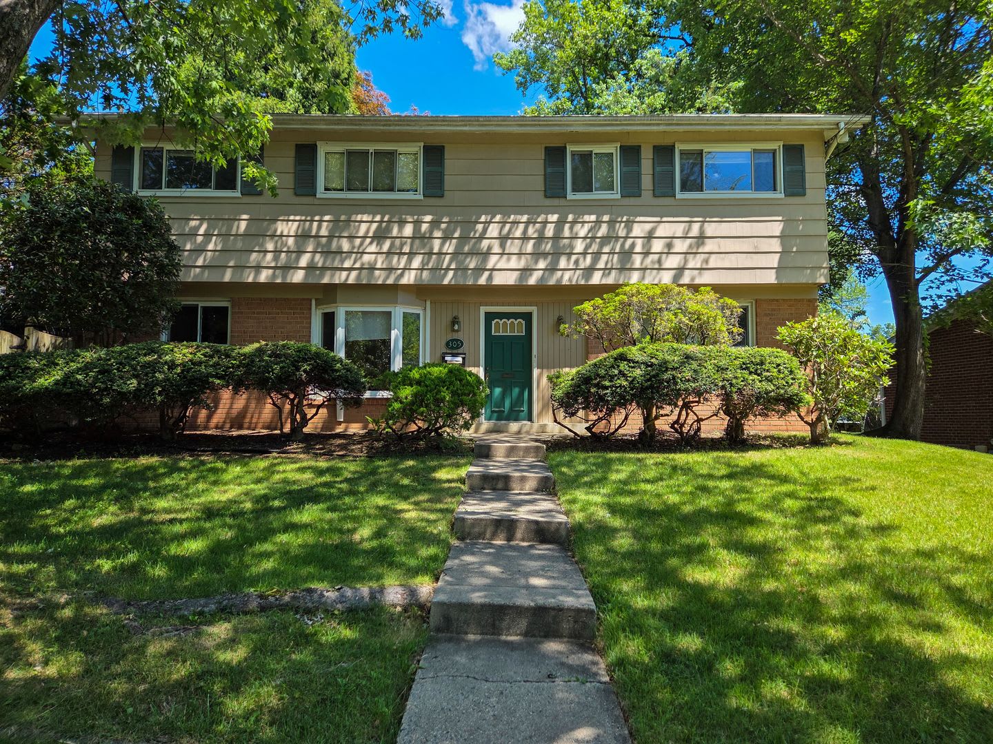 Fantastic 4 bedroom, 2 full bath, 2 half bath home in Close in Silver Spring! – photo 1 of 36
