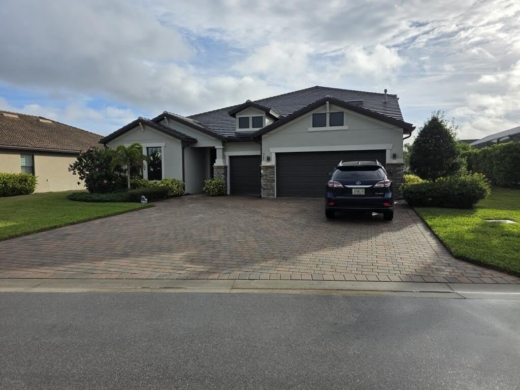 527 SE Vallarta Drive – photo 1