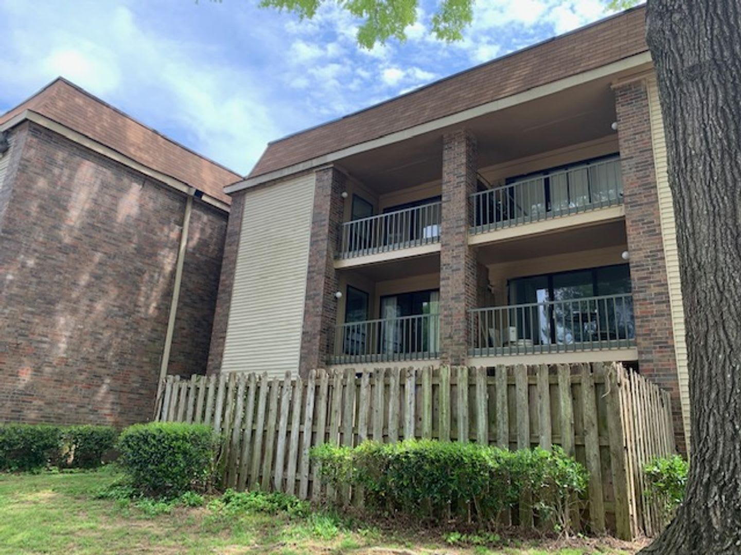 1BD/1BA Condo located in Germantown! – photo 1 of 5