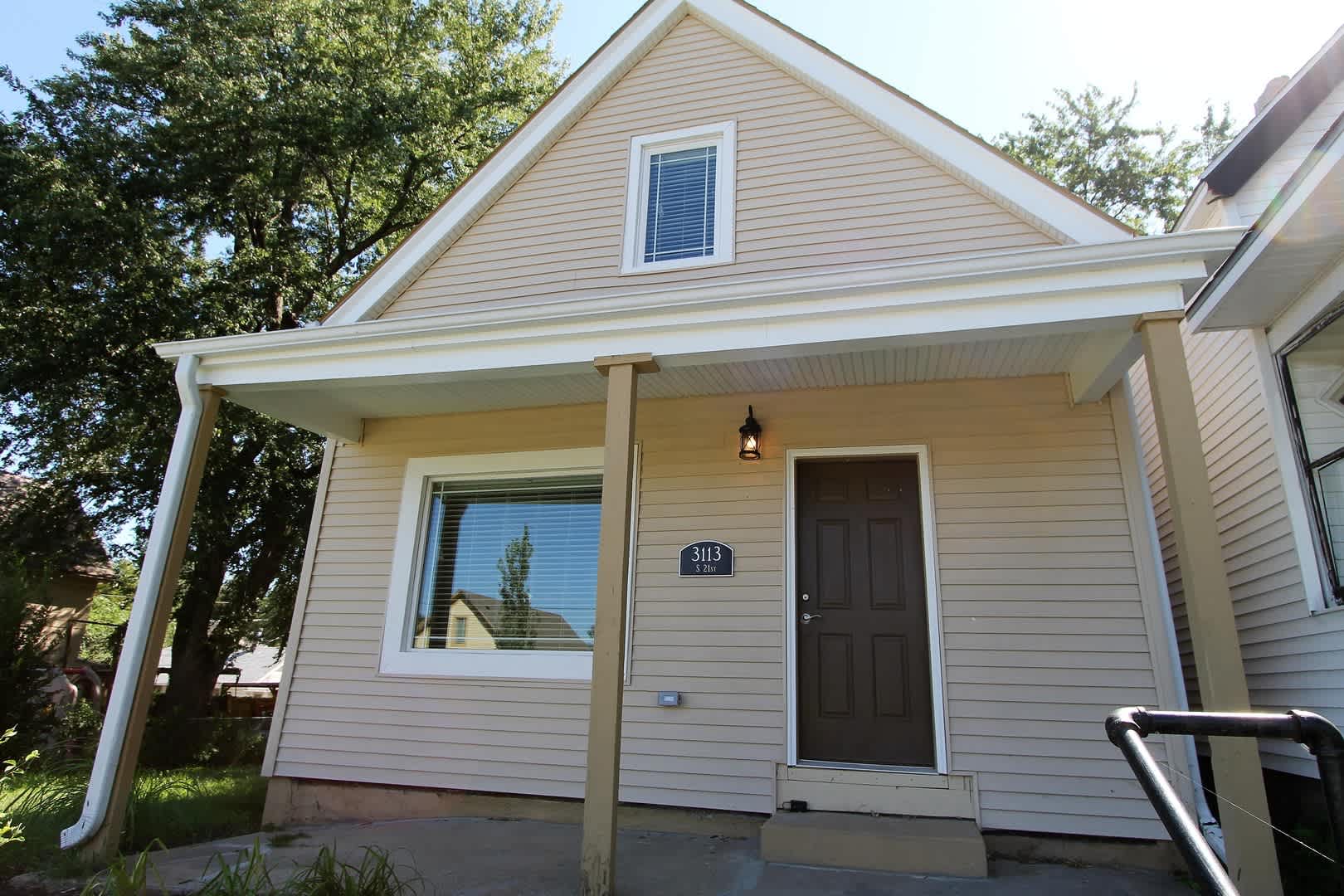 Beautiful updates and Modern Convenience. Spacious 2 bedroom home available soon! – photo 1