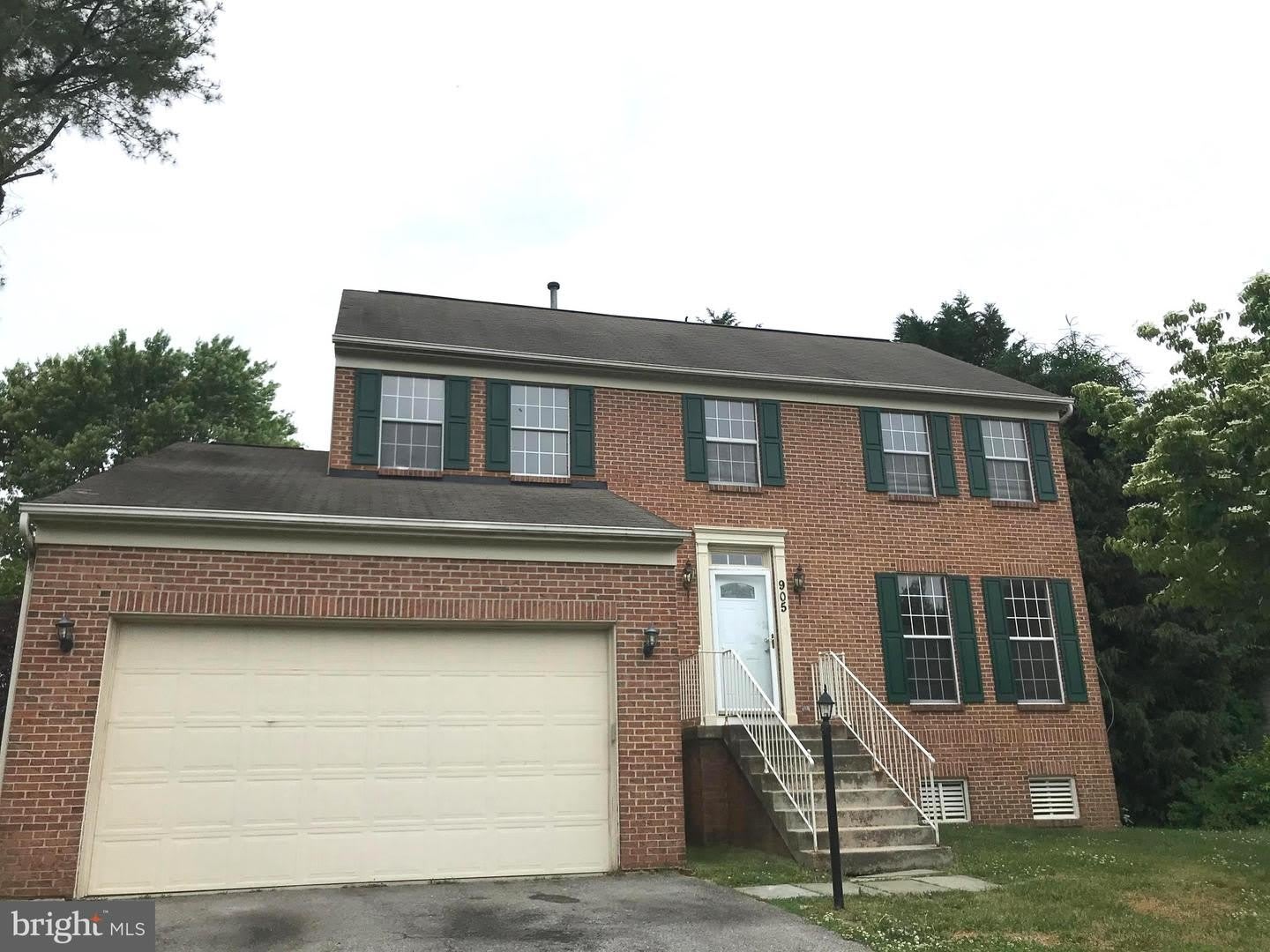 905 ROSEY BILL DR – photo 1 of 32