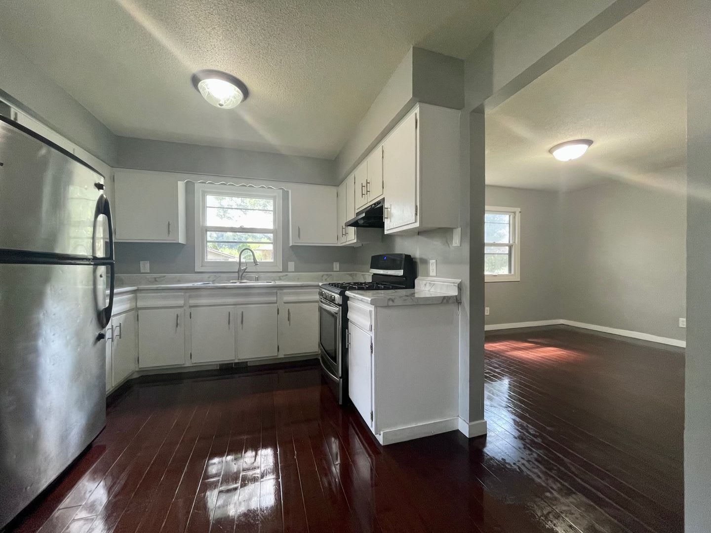 Beautiful 6 bedroom/ 2 bathroom house – photo 1
