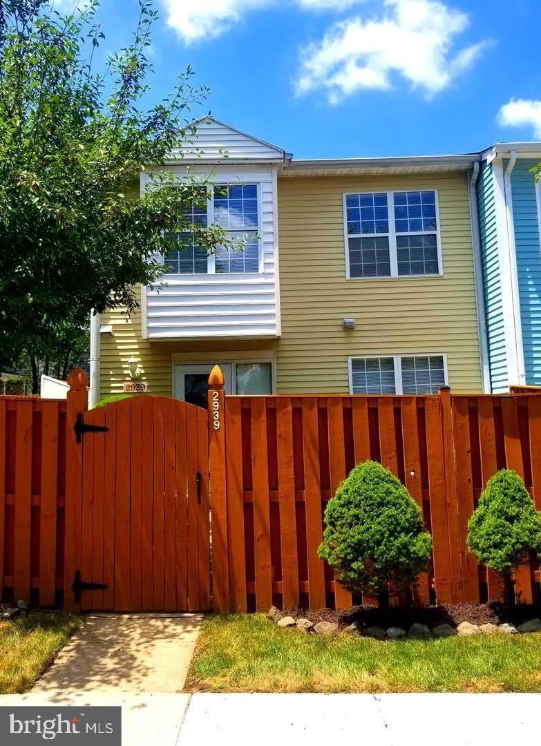 2939 SHEPPERTON Terrace – photo 1 of 29