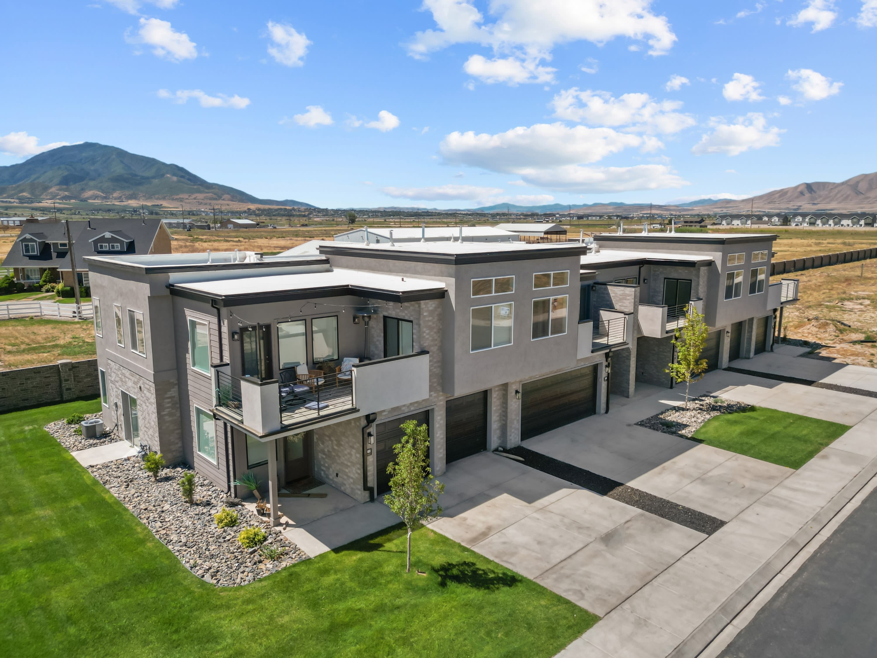 481 W 1760 N – photo 1 of 44