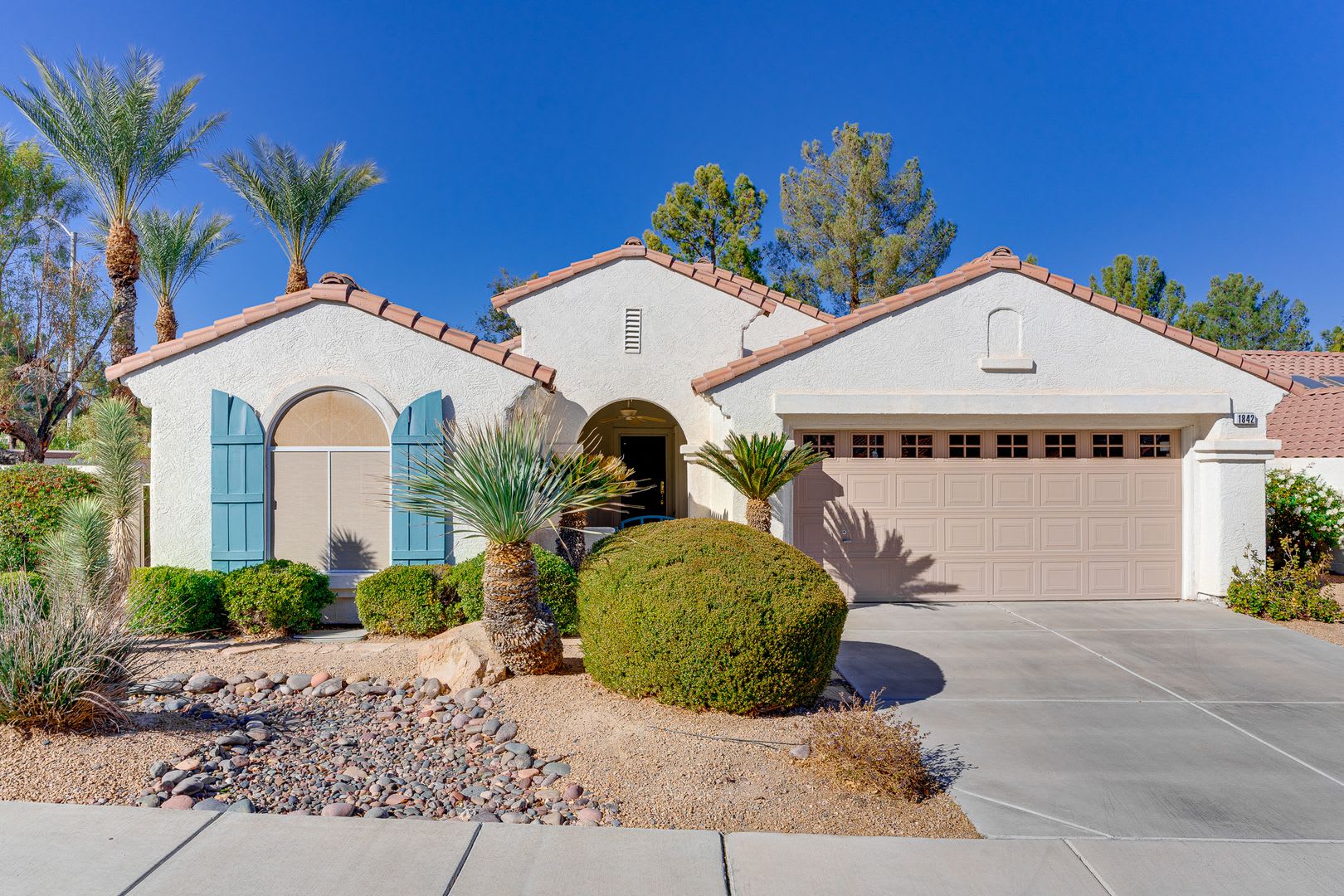 WONDERFUL 3 BEDROOM PLUS DEN 1 STORY HOME. CASITA WITH OWN BATHROOM! GATED COMMUNITY! – photo 1