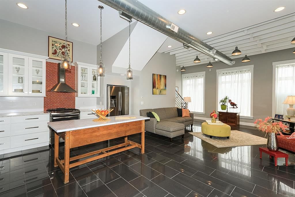 2354 Riverside Drive – photo 1
