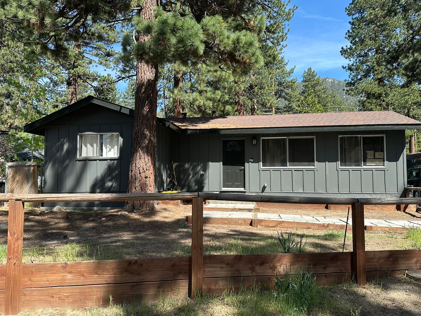 Lovely newly renovated 3Bd home available for a seasonal lease! Call today to inquire! – photo 1