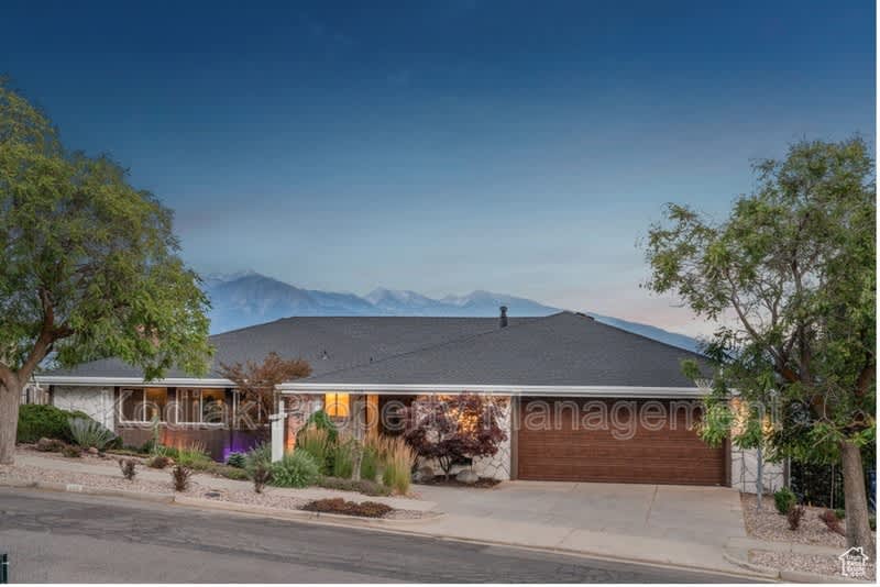 816 E 16th Av – photo 1