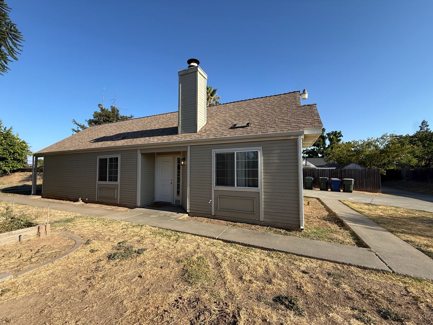 Adorable Private Home On Large Lot – photo 1 of 17