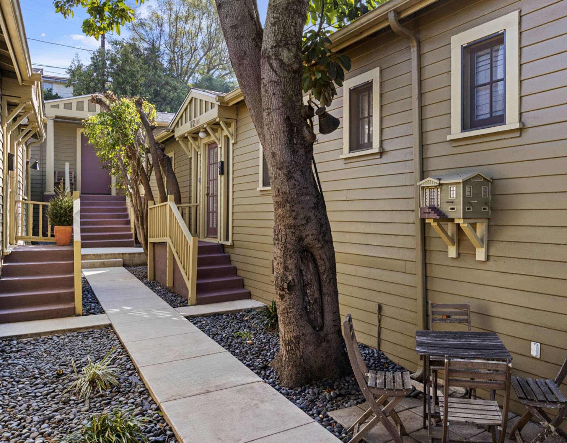 Adorable 1 Bed 1 Bath Apartment In The Heart Of Echo Park With In Unit Laundry Parking Private Yard – photo 1
