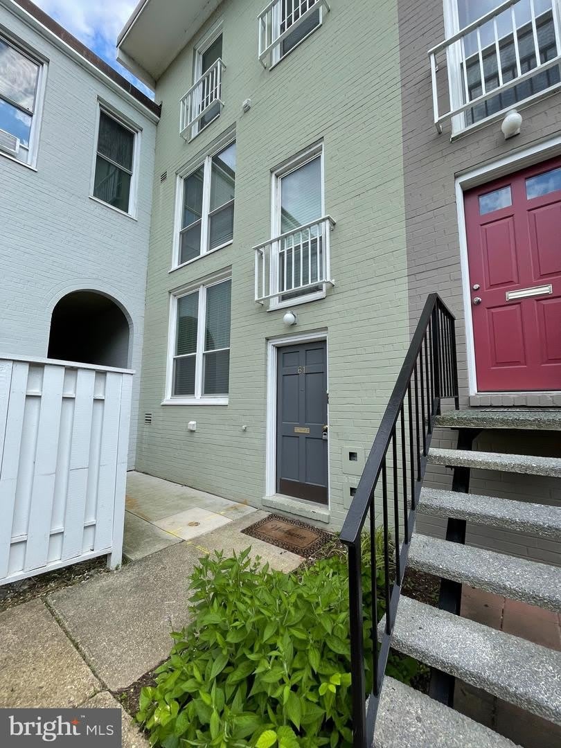61 G ST SW #B – photo 1