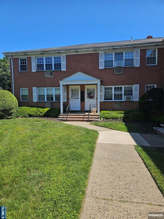 250 Rochelle Avenue – photo 1 of 11