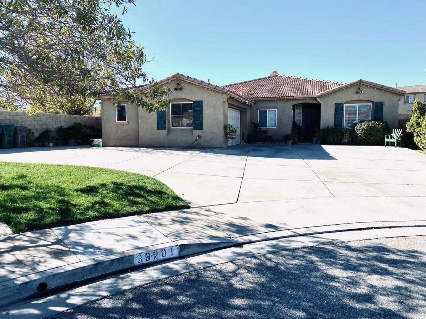 West Palmdale 4 bedroom – photo 1