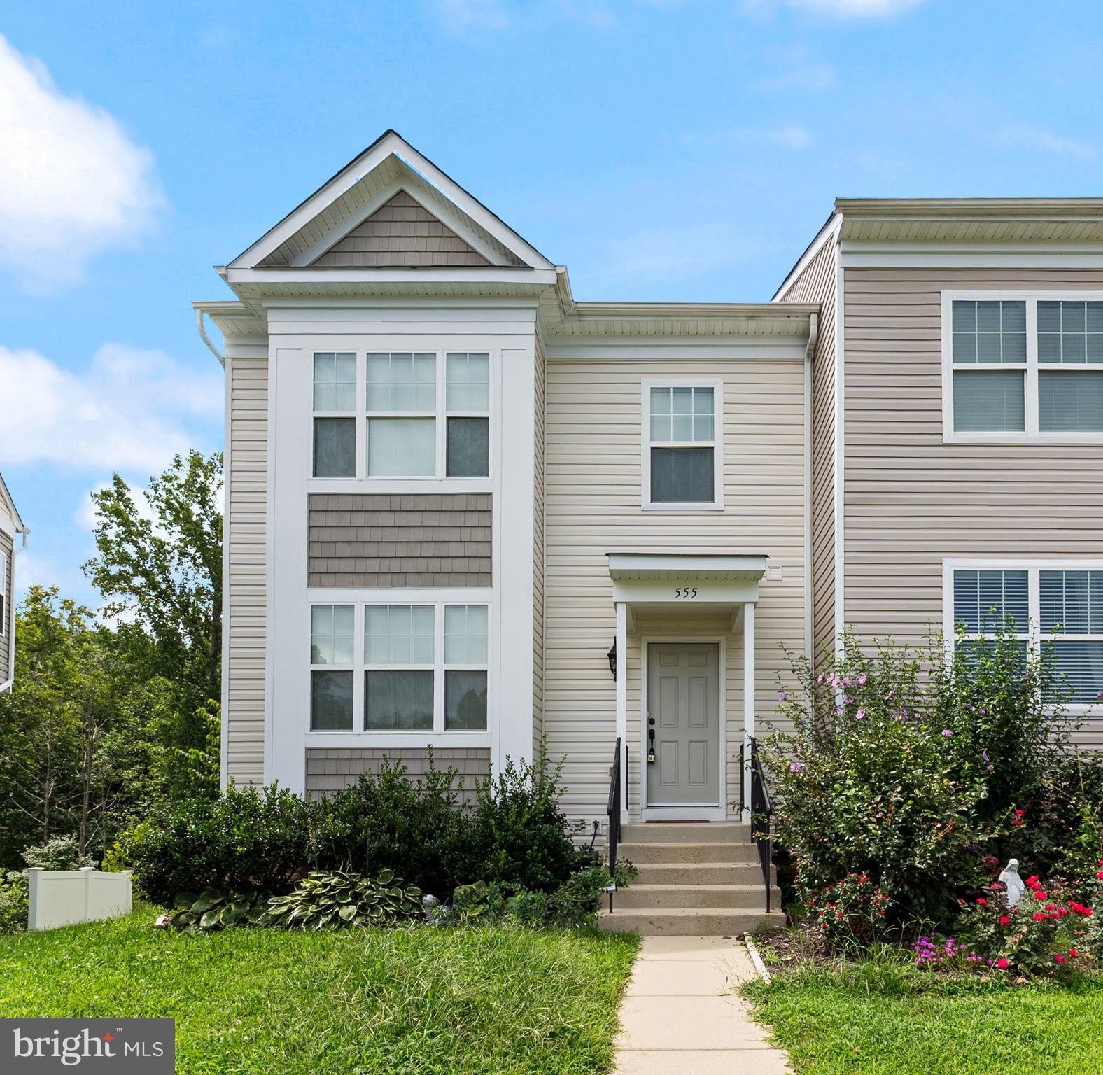 555 ENGLISH OAK Lane – photo 1 of 24