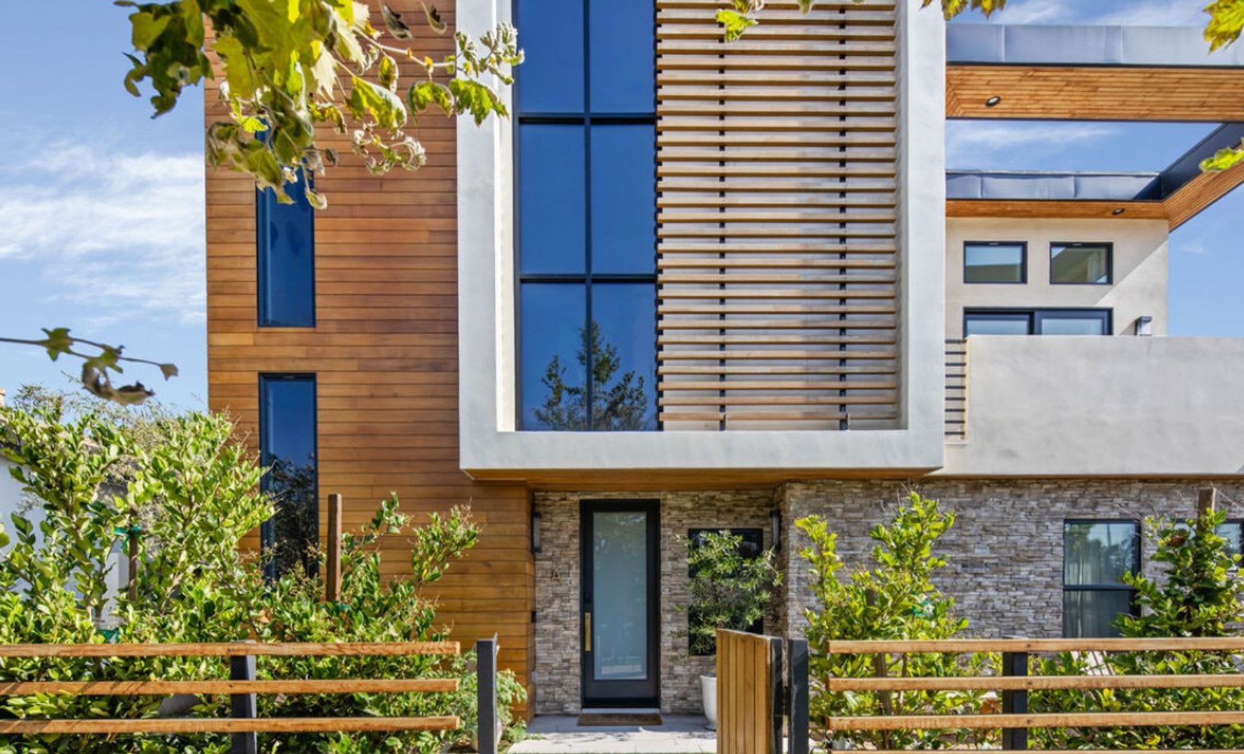 High-End Westside Rental on Washington Pl – photo 1