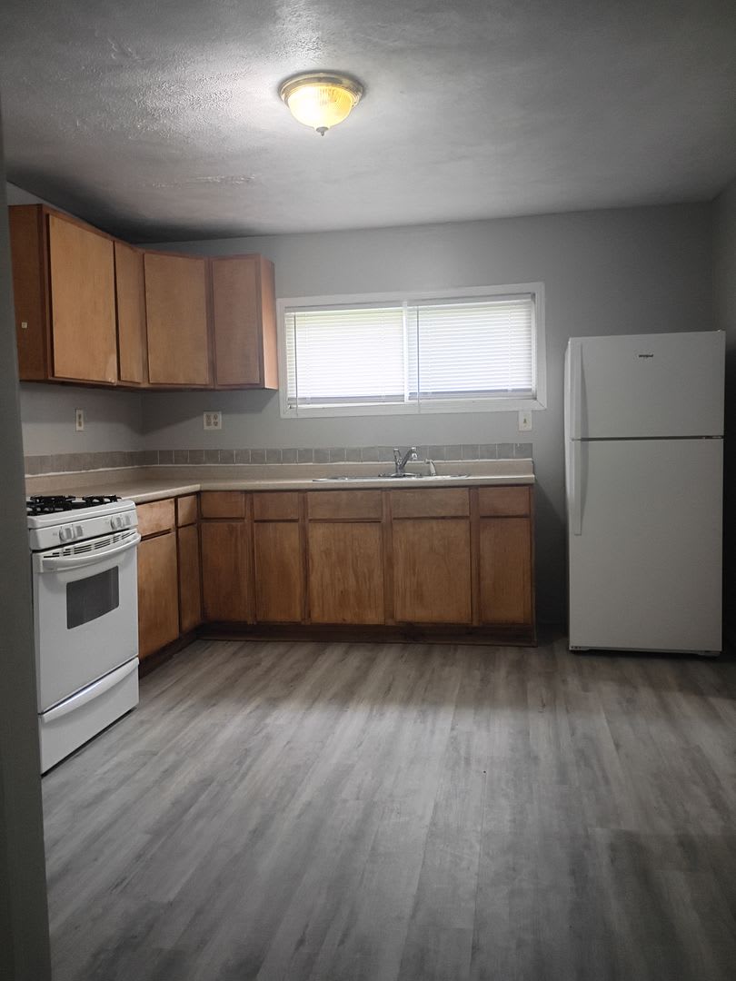 For Rent 1213 W 17Th St 2 Bedroom 1 Bathroom Home Nice Porch Nice Back Yard New Flooring Washer Dryer Hookups – photo 1