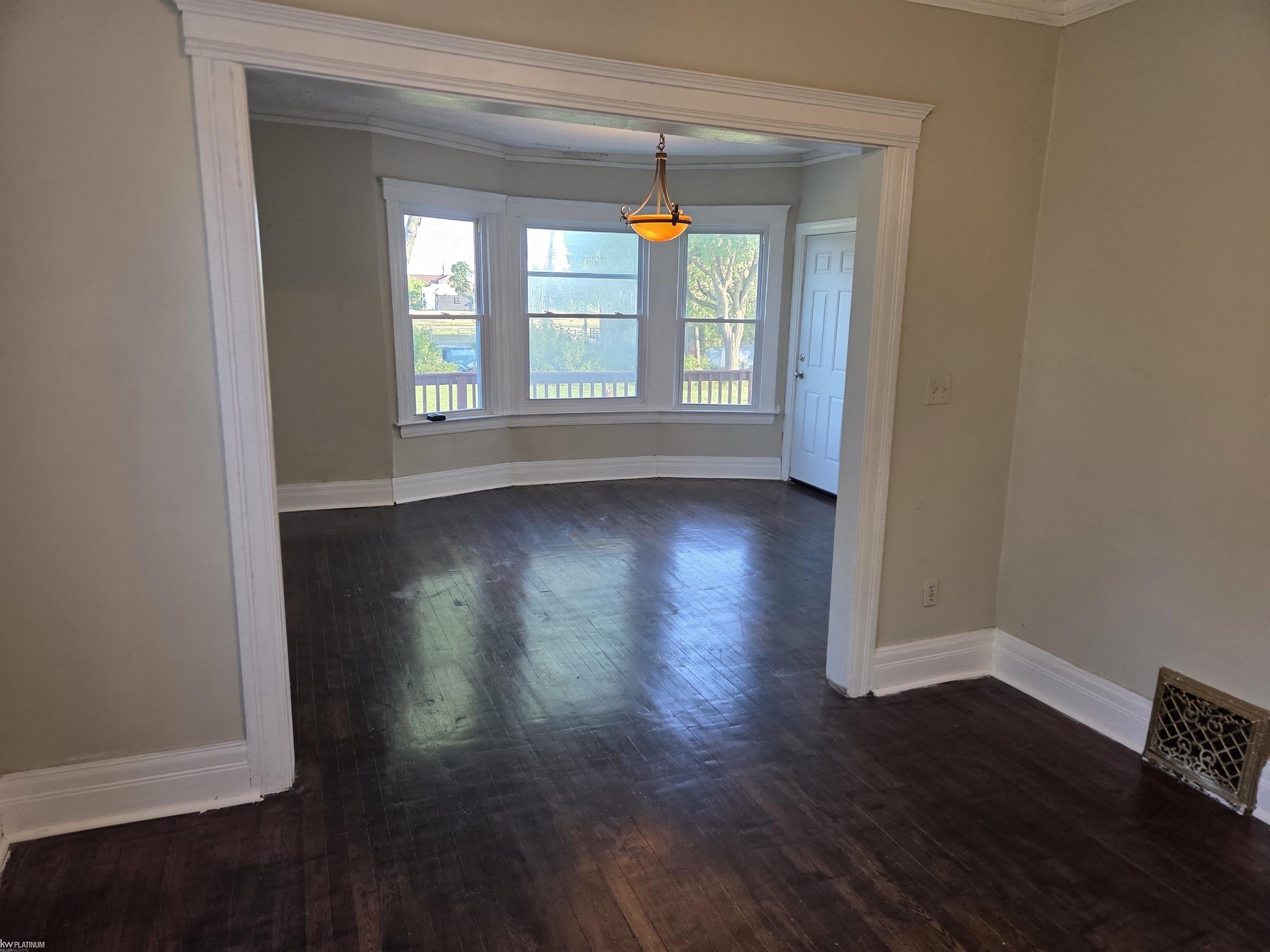 9405 Navarre Street – photo 1 of 7