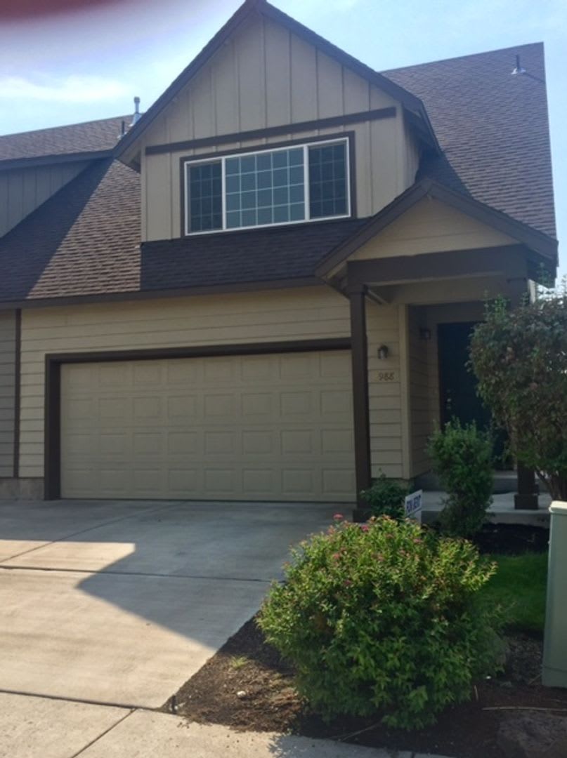 SPACIOUS REDMOND TOWNHOME w/DBL CAR GARAGE & AC! – photo 1