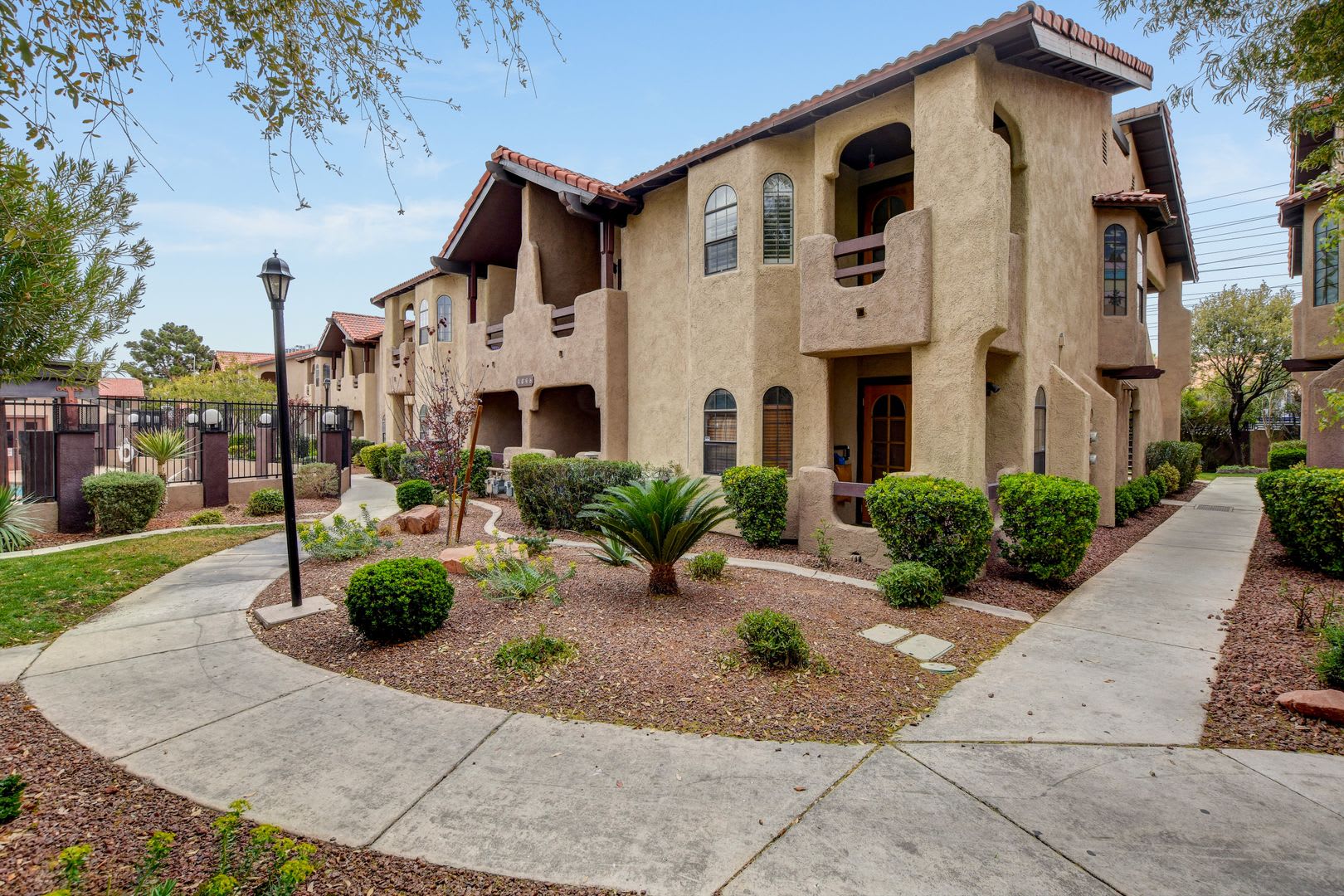 2BD 2BTH Condo w/ Fireplace & Community Pool. – photo 1