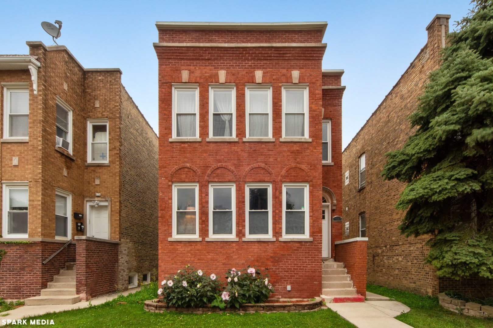 1621 N Mcvicker Avenue – photo 1
