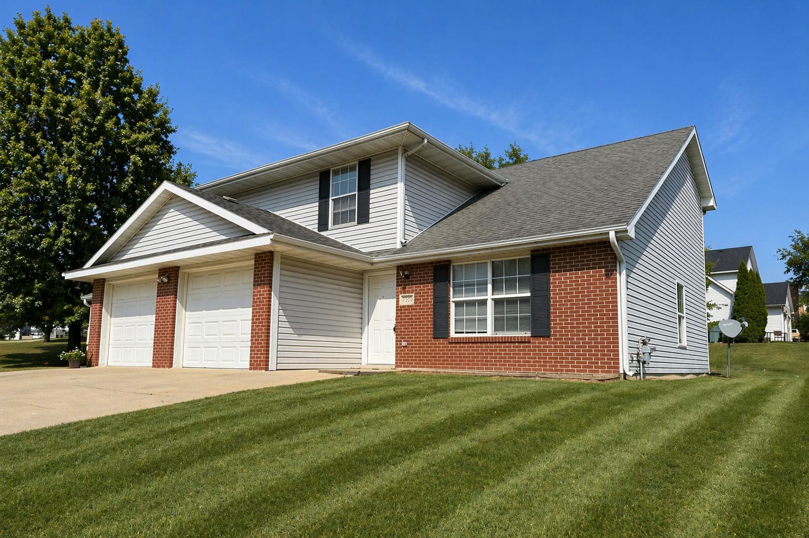 four bedrooms, two bathrooms – photo 1 of 27