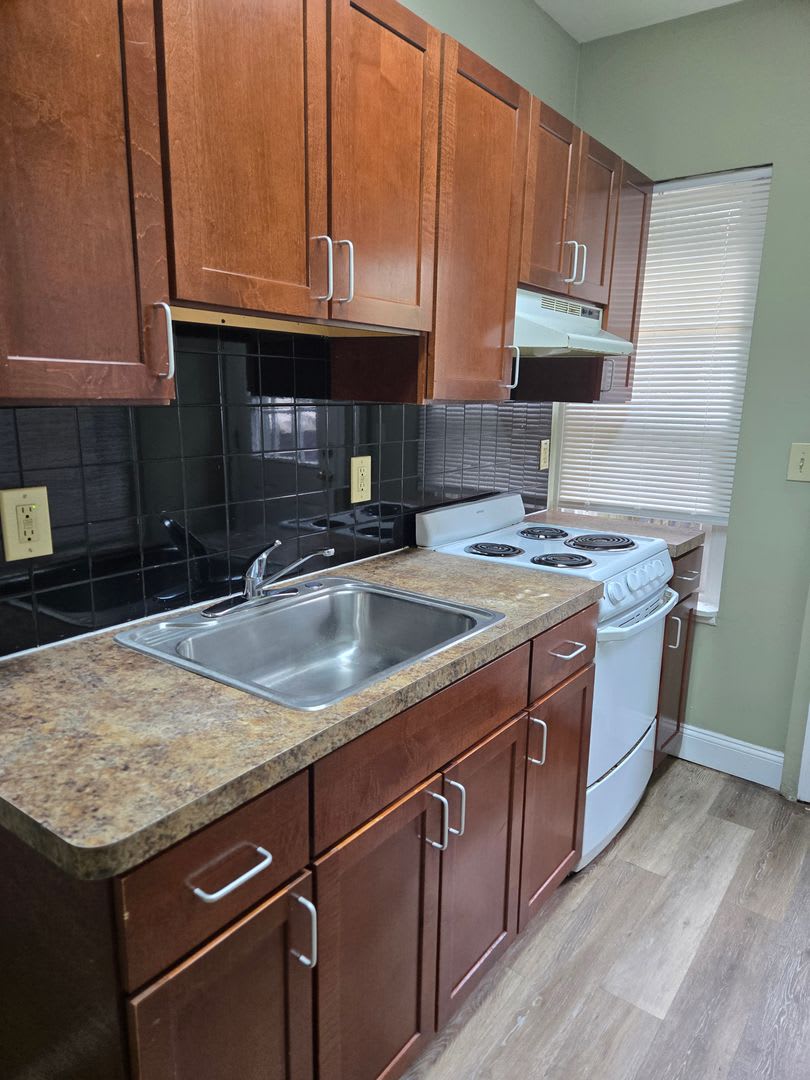 Large 2 bedroom, 1 bathroom HOUSE – photo 1