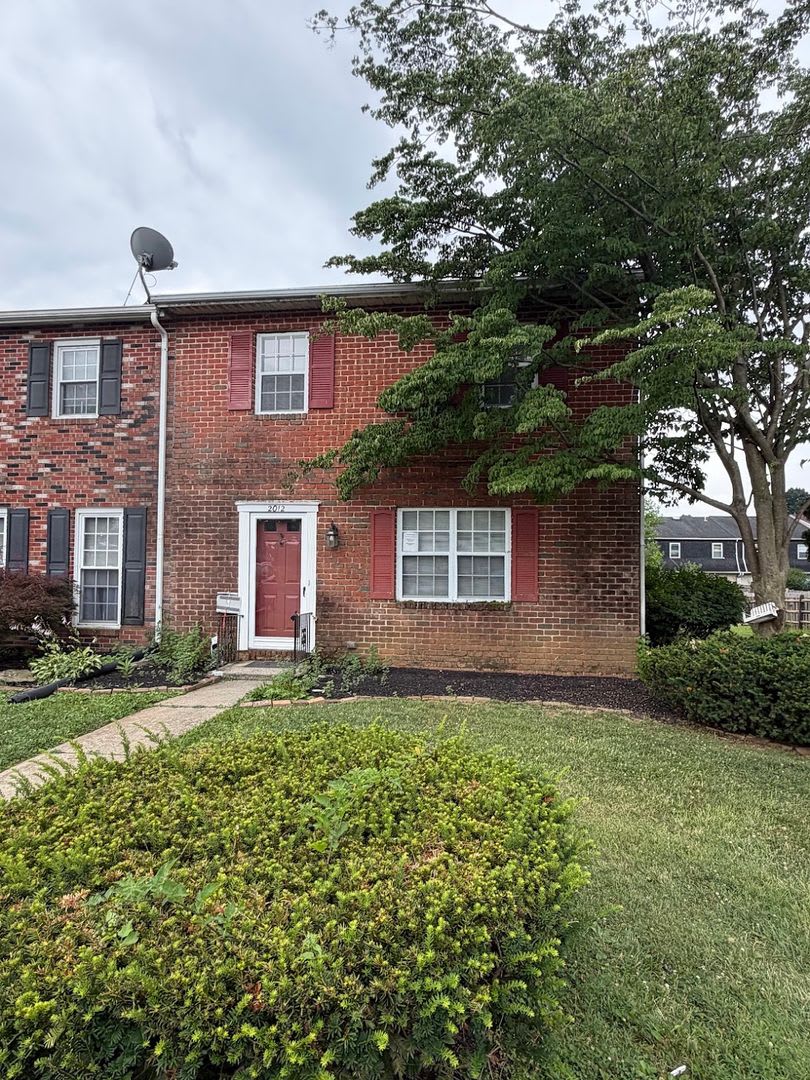 3 Bedroom Townhouse Wilson School District – photo 1 of 18