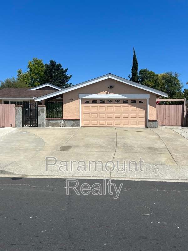 974 Coral Dr – photo 1 of 33