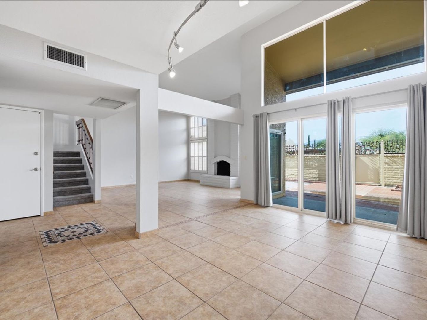 Beautiful Two-Story Home with Mountain Views in Casa Real! – photo 1