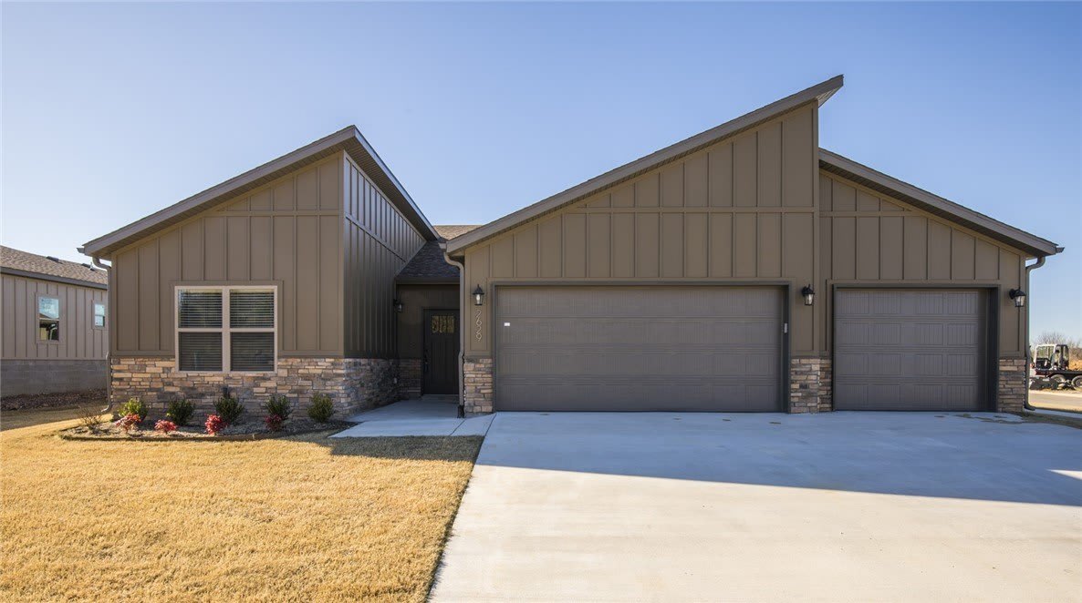 2629 N Justin Drive – photo 1