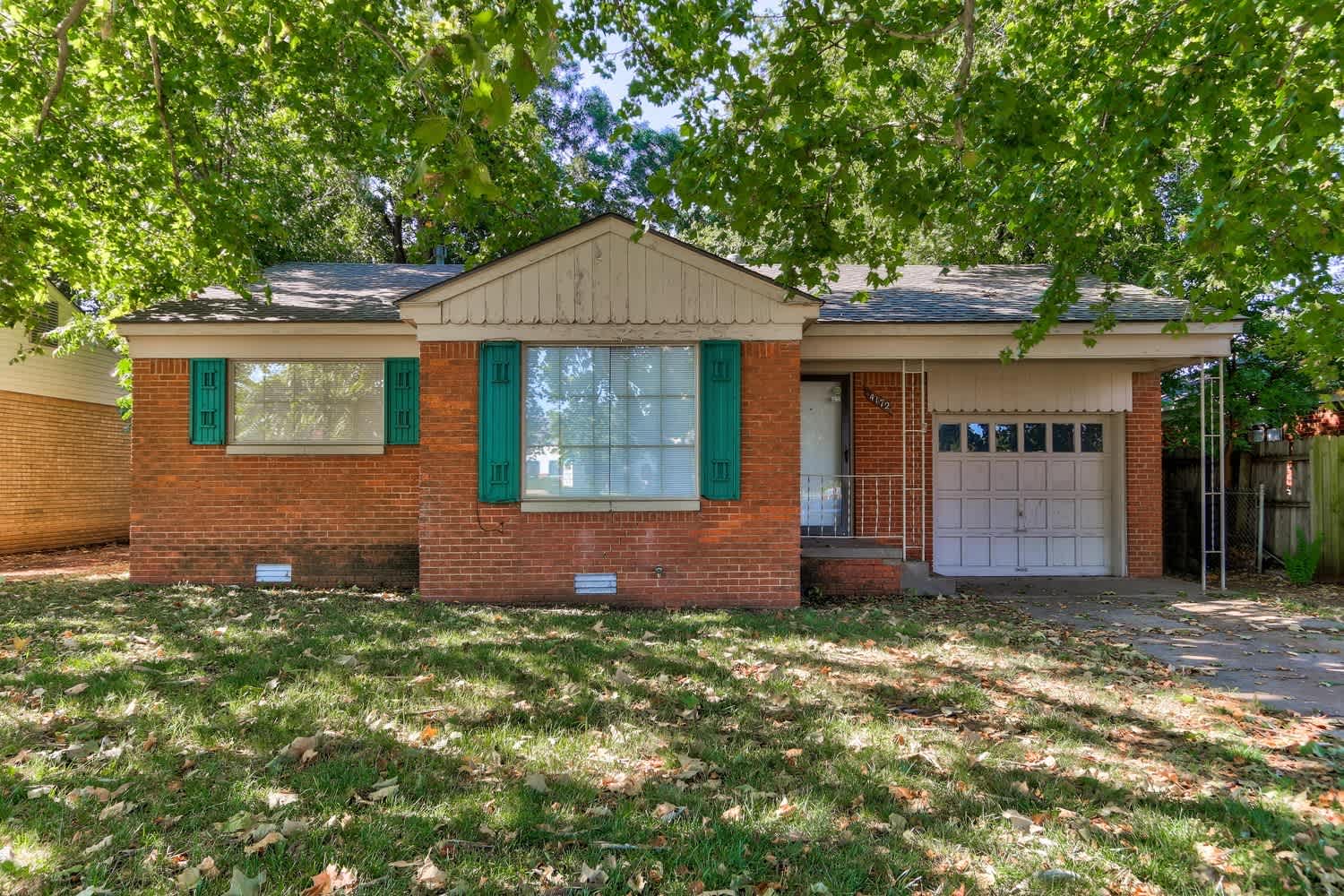 Charming 2-Bedroom Home with Spacious Backyard & Great Location – photo 1