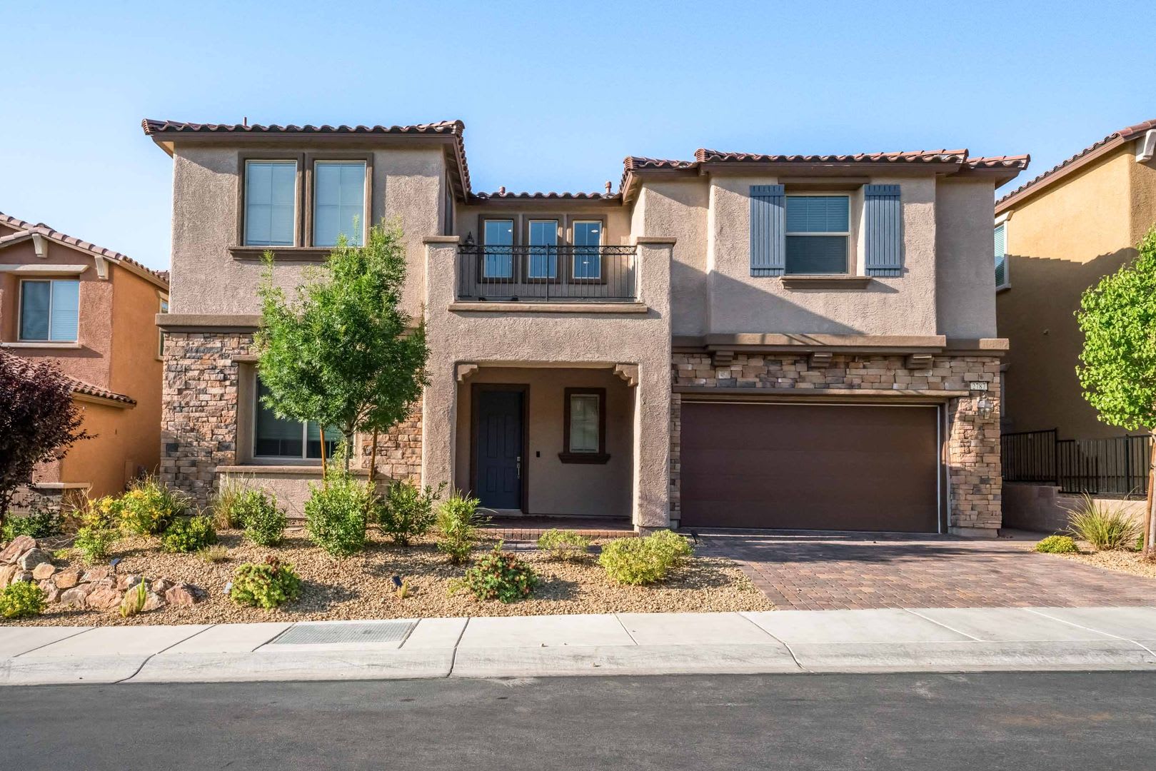 A stunning 4 Bedroom home nestled in the prestigious community in Henderson! – photo 1
